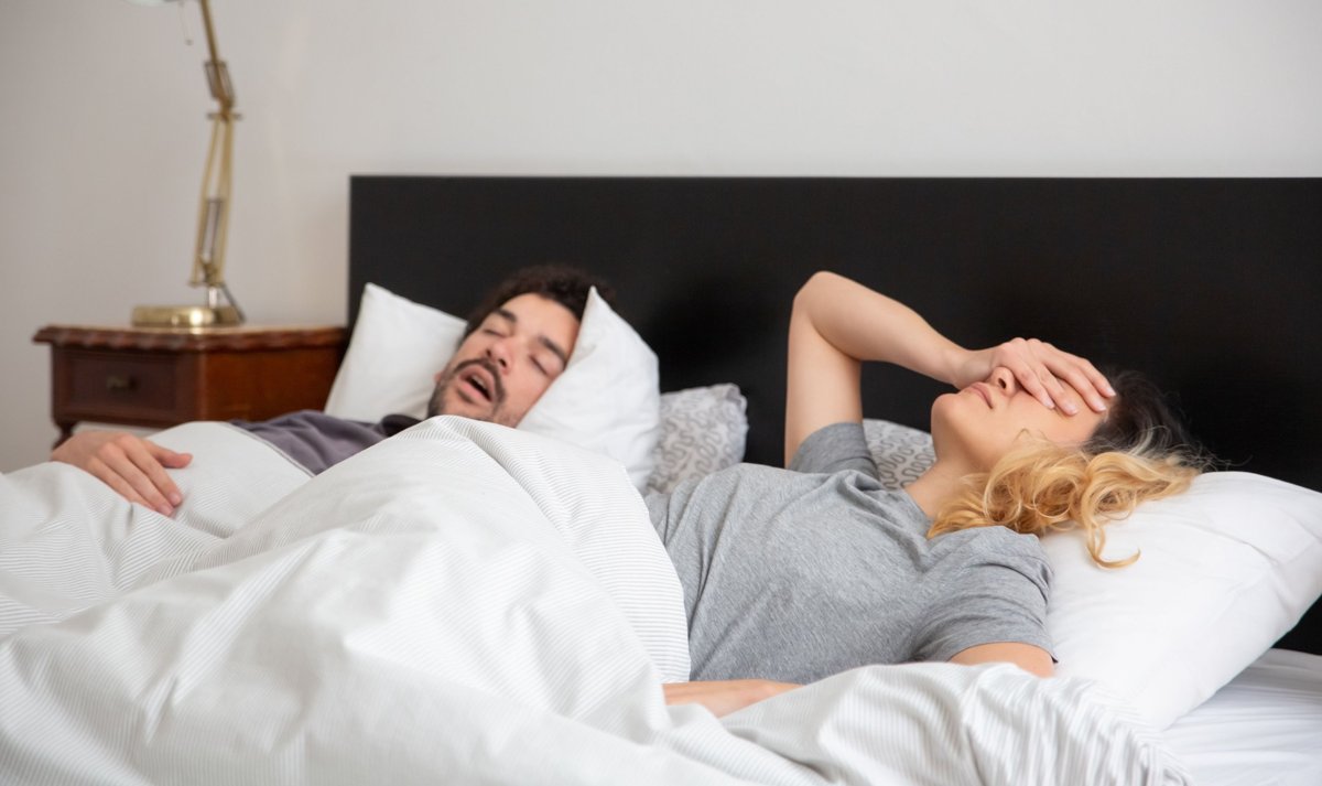 Casal na cama — ronco atrapalhando o sono