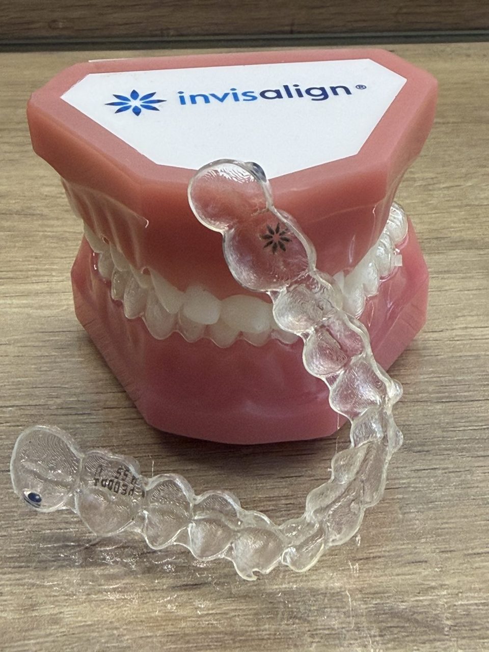 Modelo de alinhador Invisalign na Clínica Karina Marani