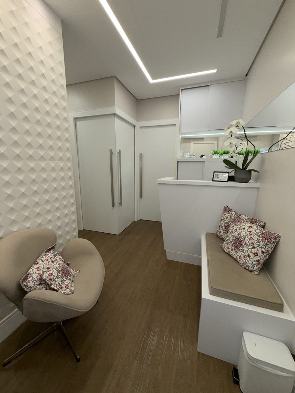 Sala de espera acolhedora da Clínica Karina Marani em Campinas